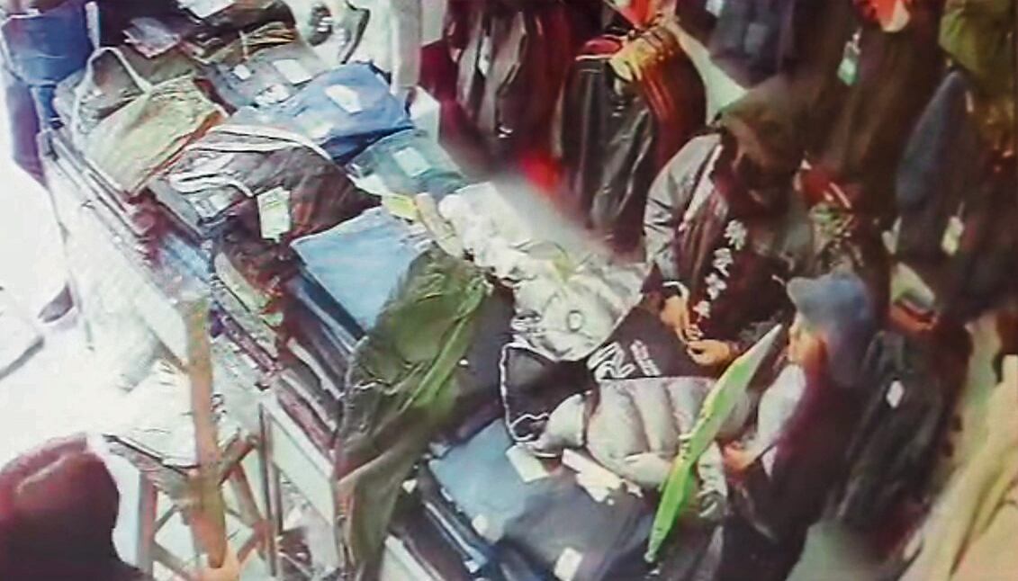 Atrapan a una pareja que robaba ropa de tienda