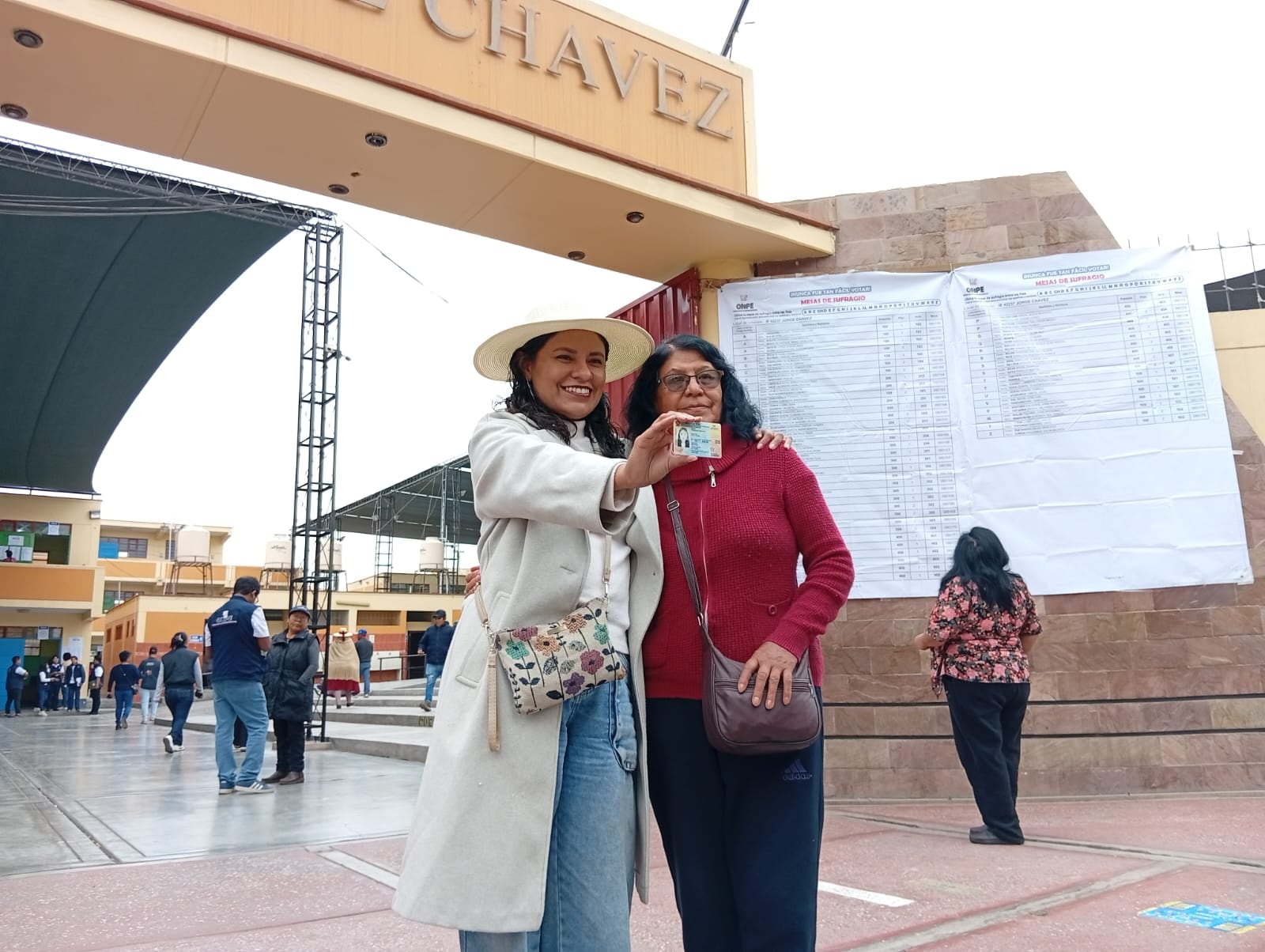 Diputada electa por Tacna Svieta Fernández acudió a votar con su madre. (Foto: Difusión)
