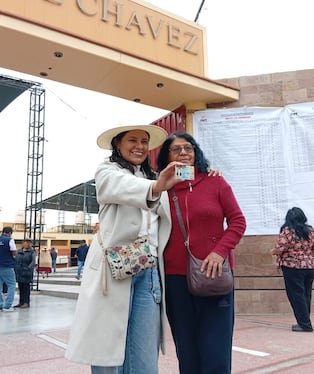 Diputada electa por Tacna Svieta Fernández acudió a votar con su madre. (Foto: Difusión)