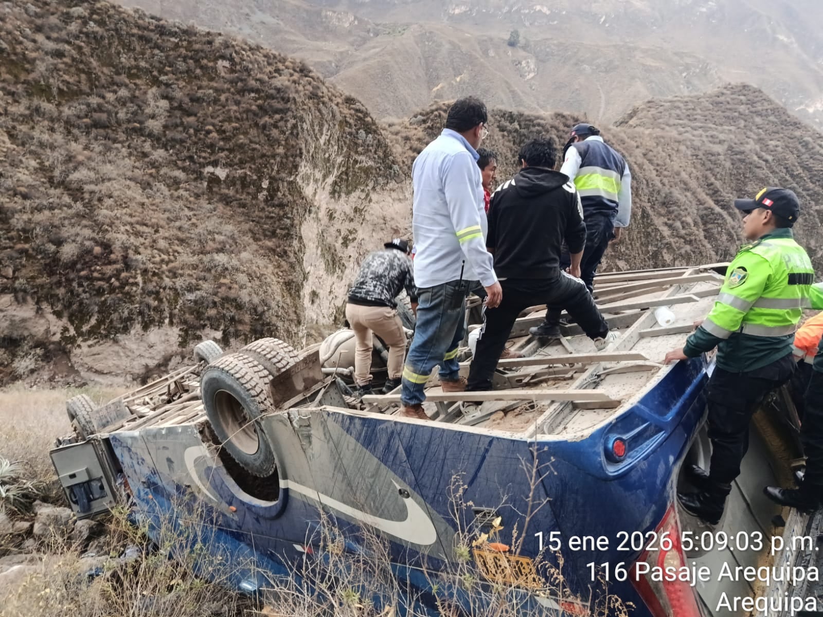 Bus con obreros de la mina Inmaculada cae a un acantilado y deja tres muertos. Foto: GEC.