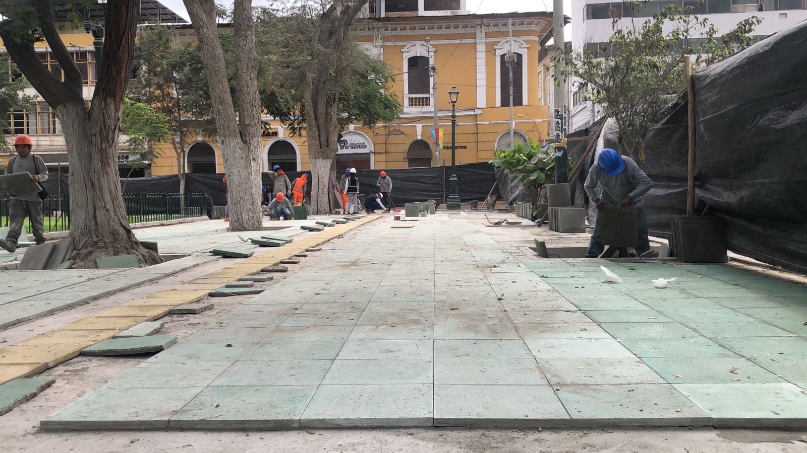 Continúan los trabajos de remodelación de la Plaza de Armas de Piura