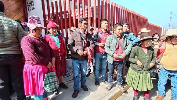 Pobladores del distrito de Cayarani en la sede del Gobierno Regional de Arequipa. Foto: Álvaro Figueroa.