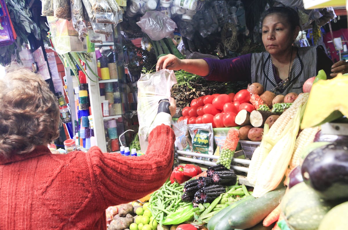 El tomate llegó hasta S/5 por kilo en mercados de Arequipa a fines de septiembre. Ante un escenario de mayores precios, especialistas recomiendan ordenar gastos y planificar las compras del hogar. (Foto: GEC)