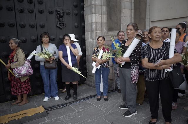 Grupo de fieles acudieron desde temprano para que plamas sean bendecidas. (Foto: Anthony Niño de Guzmán/ @photo.gec)