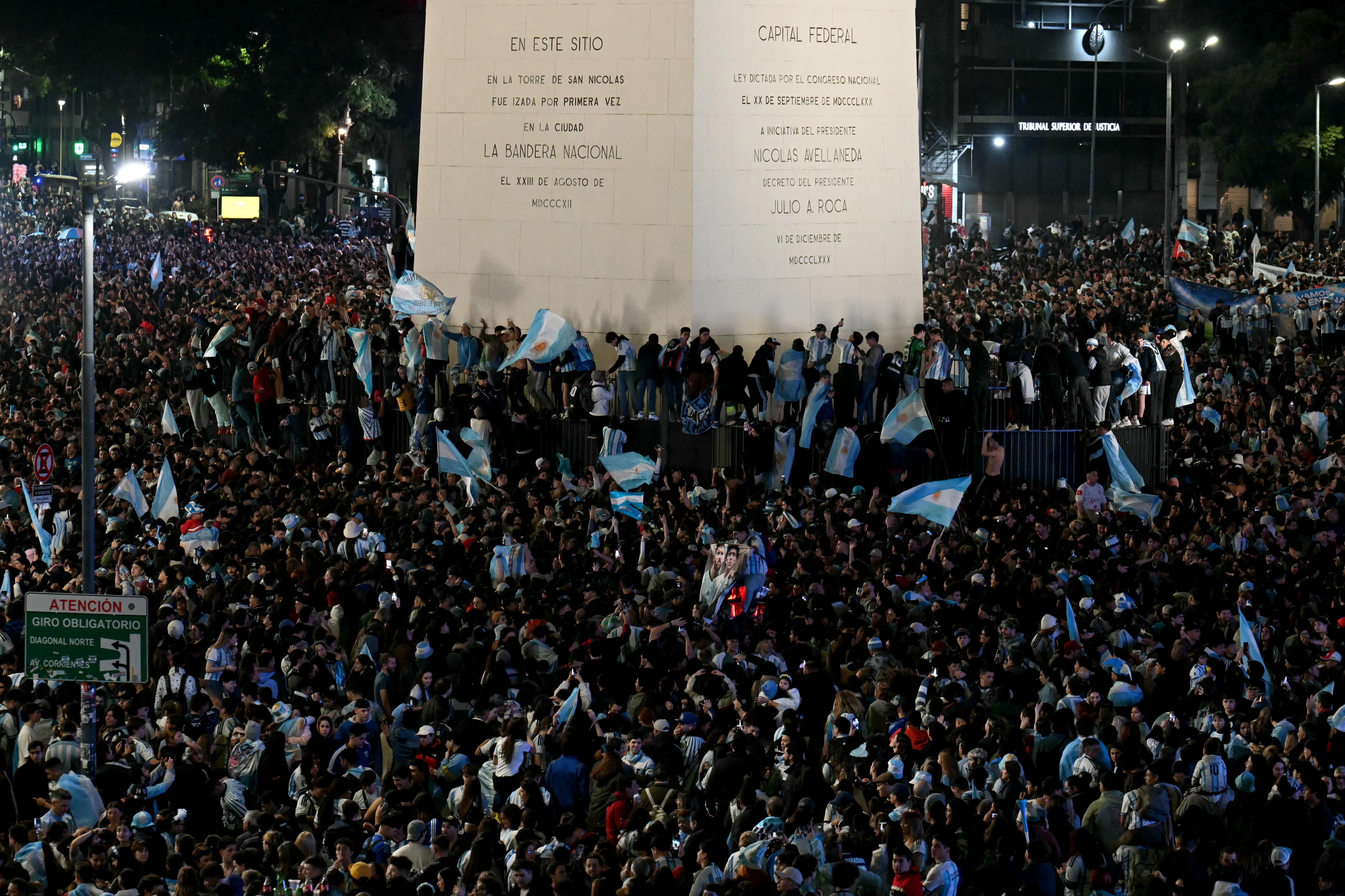 Hinchas festejan el pase de Argentina a la final del Mundial 2026. (Photo by Luis ROBAYO / AFP)