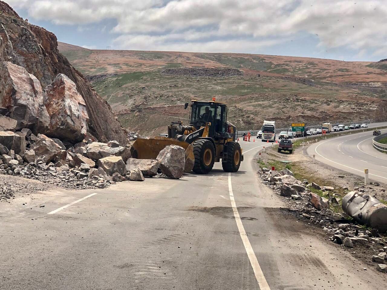 Retiran rocas de la Vía Costanera. (Foto: GEC)