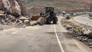 Vía Costanera: Retiran rocas y piedras que bloquearon carretera en Arequipa