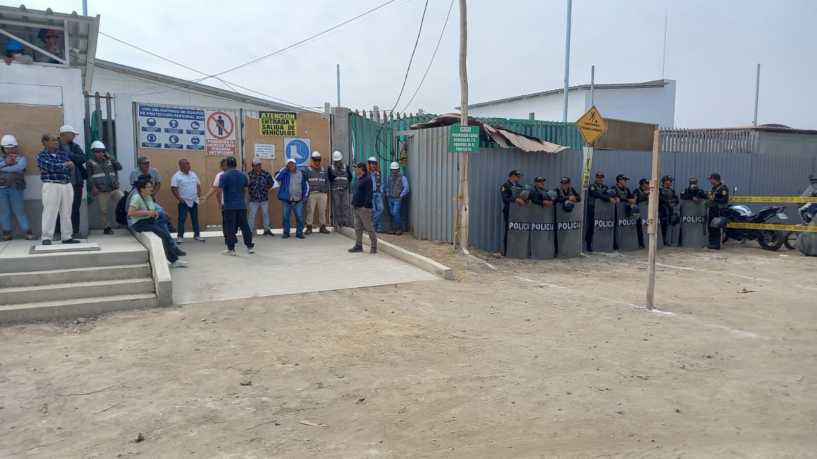 Una caldeada confrontación verbal se vivió en los exteriores de obra del nosocomio.