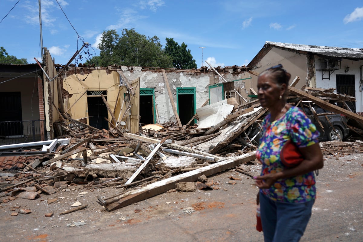 El fuerte sismo provocó daños en viviendas, hospitales, escuelas y carreteras. Las autoridades reportaron más de 200 réplicas, mientras familias de las provincias más afectadas permanecen en parques y plazas por temor a nuevos movimientos. (Bienvenido Velasco / EFE)