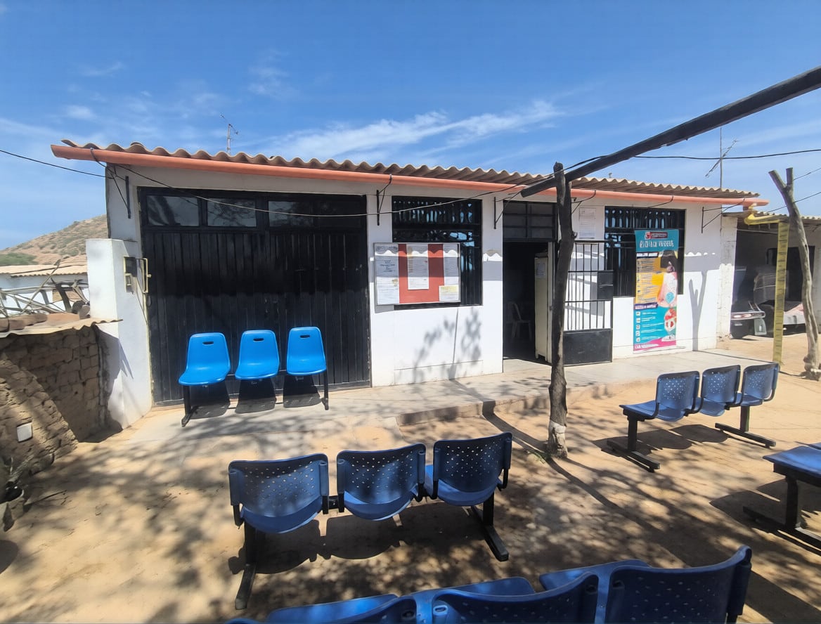 Filtraciones y cables expuestos en centros de salud.