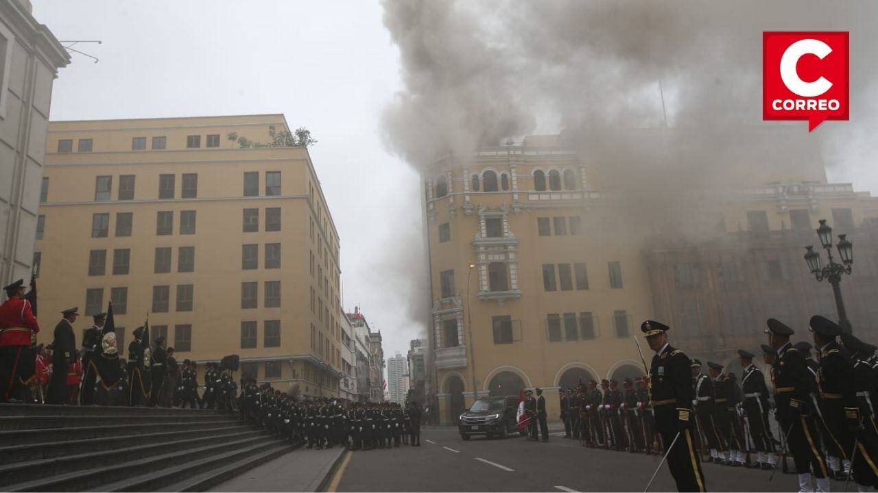Se registró un amago de incendio al lado de la catedral de Lima. Esto provocó una gran humareda en la plaza de armas de Lima. Fotos: Jorge.cerdan/@photo.gec
