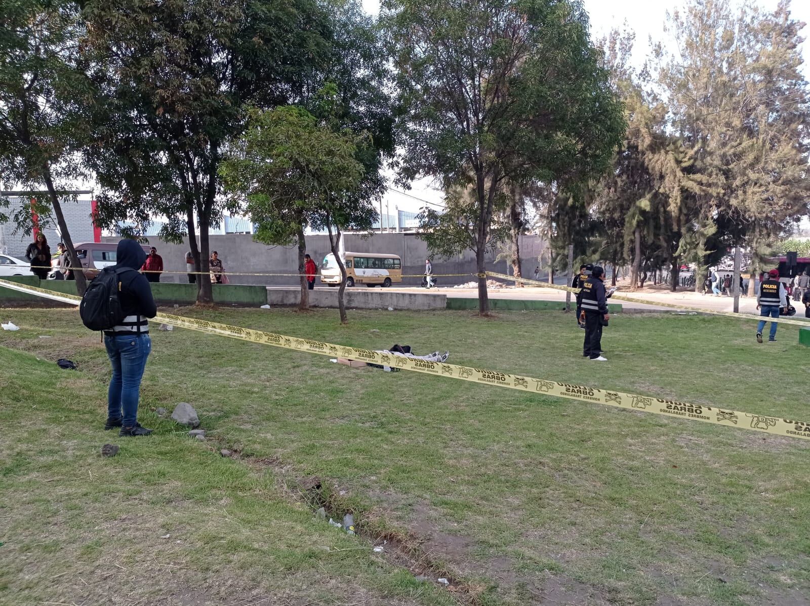 Policías realizan diligencias en el parque del puente San Isidro. Foto: GEC
