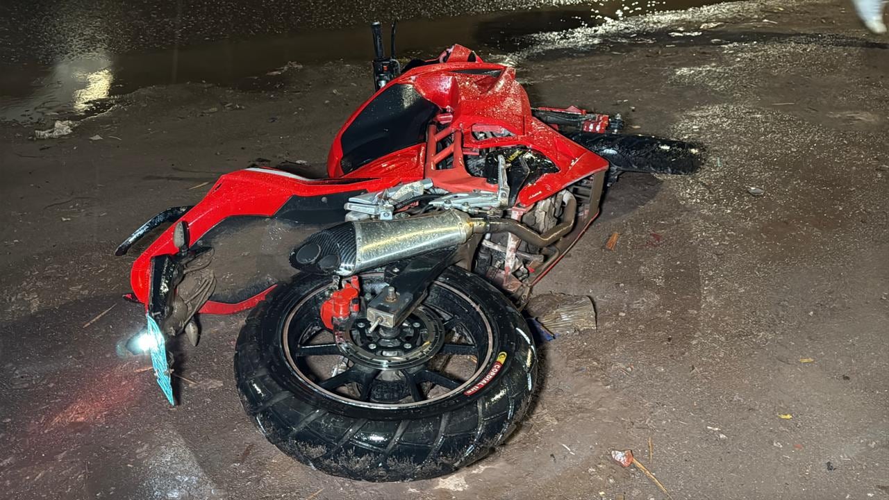 La cámara de seguridad registró cómo el motociclista impactó violentamente a la parte posterior de la carrocería del camión que se desplazaba en sentido contrario.