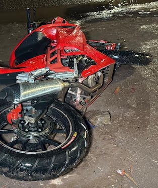 La cámara de seguridad registró cómo el motociclista impactó violentamente a la parte posterior de la carrocería del camión que se desplazaba en sentido contrario.