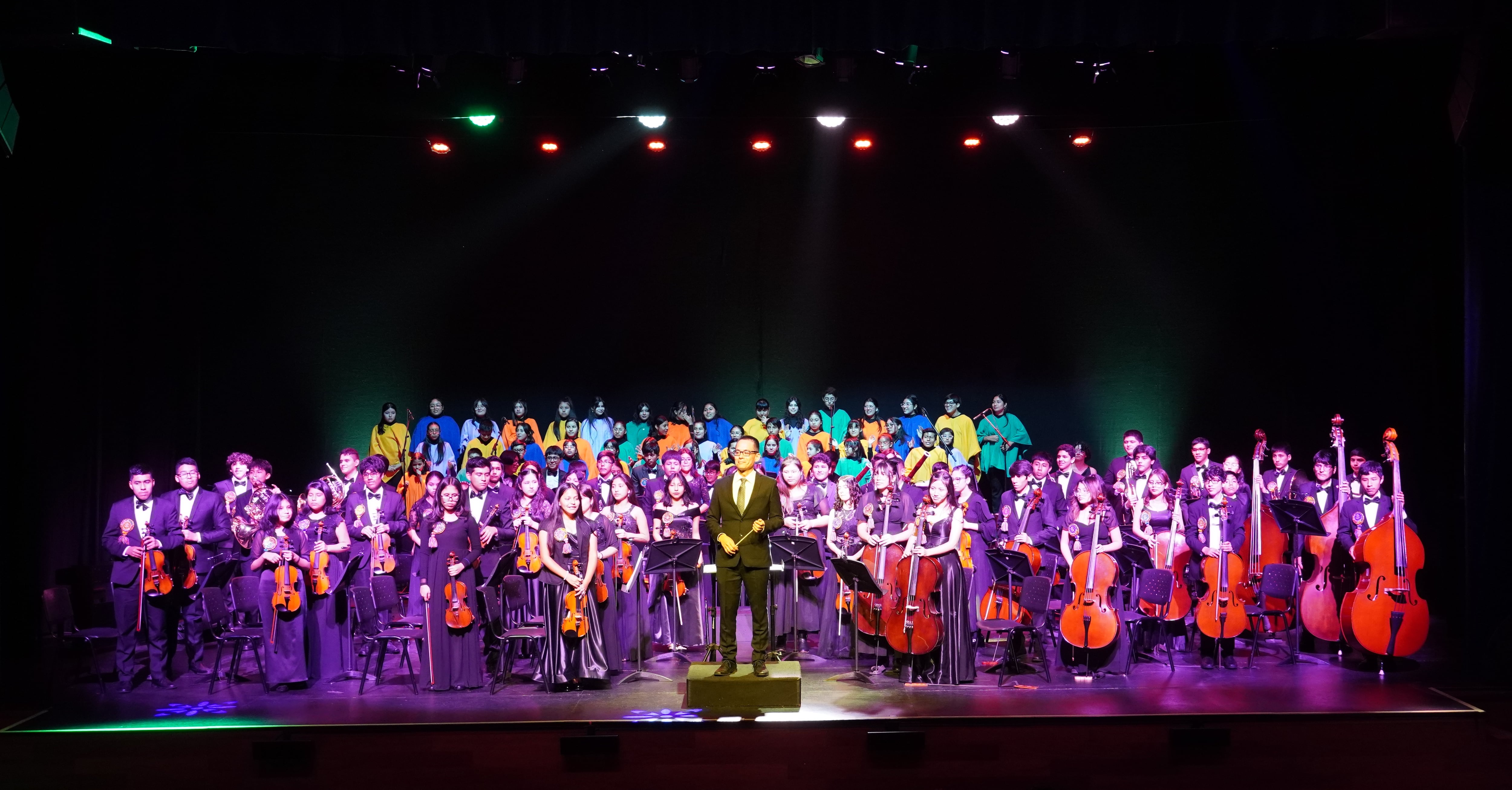 Más de cien artistas en escena, dirigidos por Marianela Vale (coro) y José Zamora (orquesta), conquistarán al público con un exquisito repertorio de valses, huaynos, tonderos, festejos y mulizas.