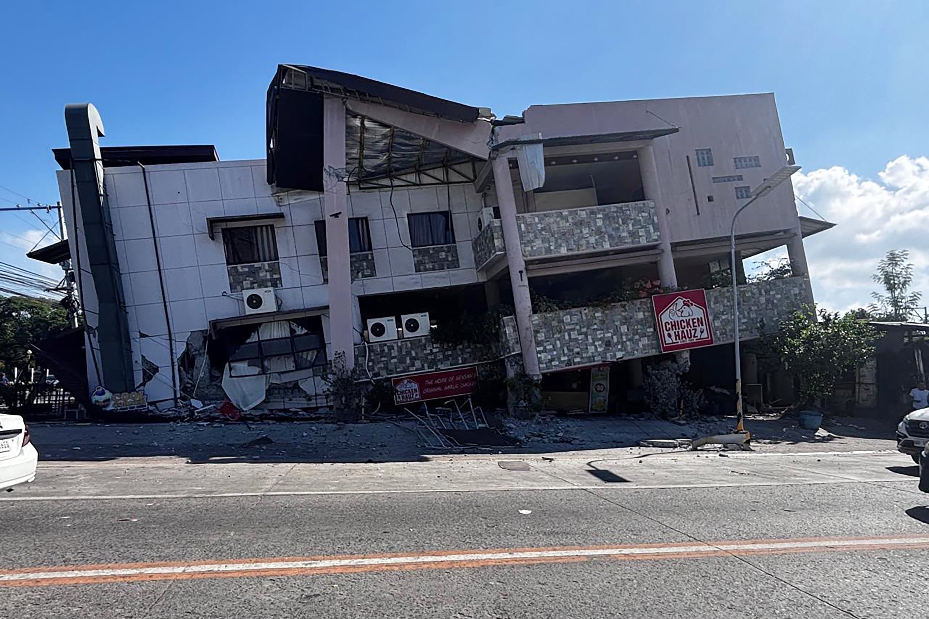 Las autoridades filipinas mantienen las labores de evaluación de daños y atención de posibles afectados luego del fuerte sismo que remeció el sur del archipiélago y generó alertas de tsunami en varias zonas del Pacífico. (Foto de Edwin Espejo / AFP).