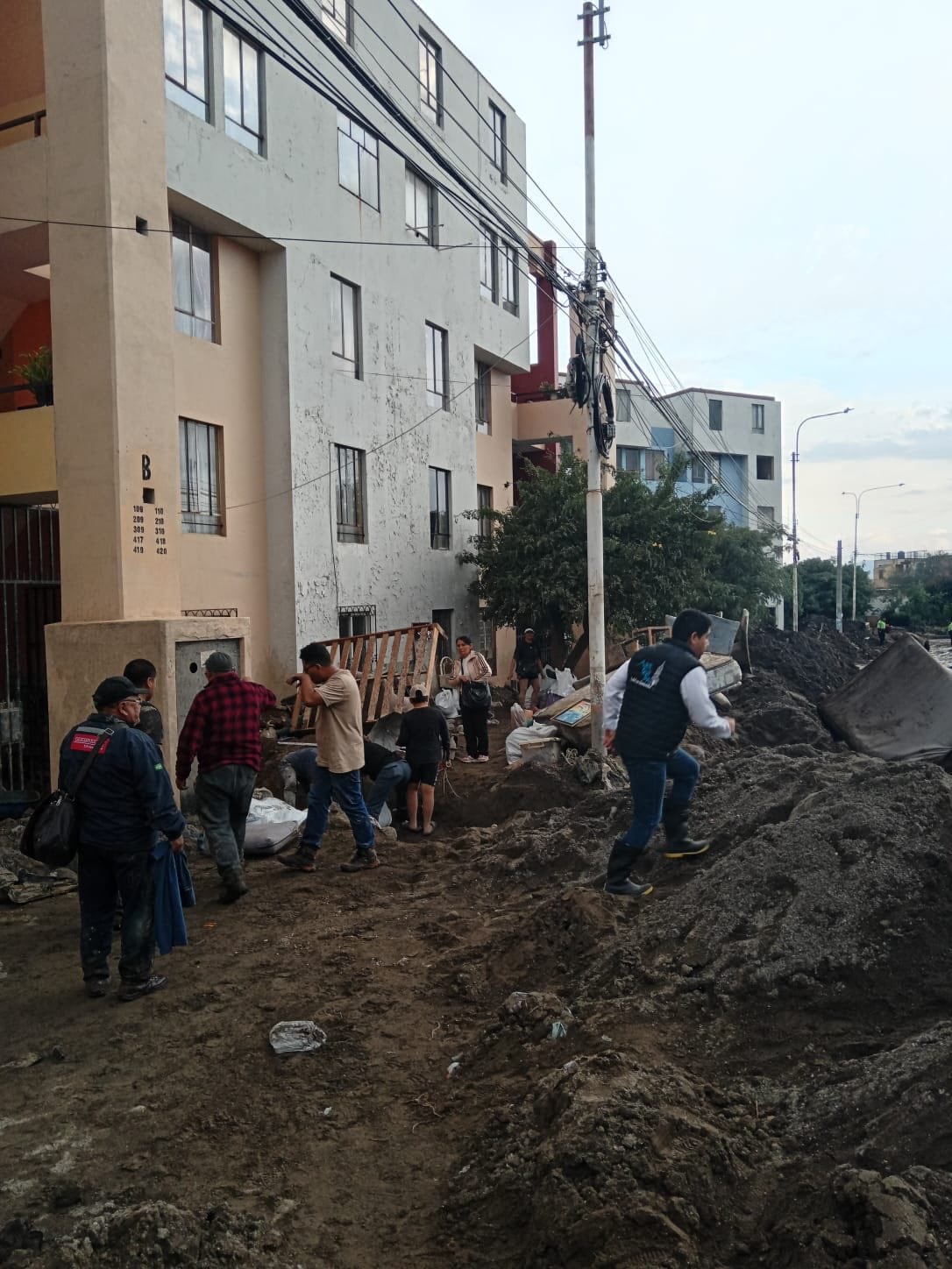 Familias de Flora Tristán fueron evacuados a albergue temporal (Fotos: MPA)