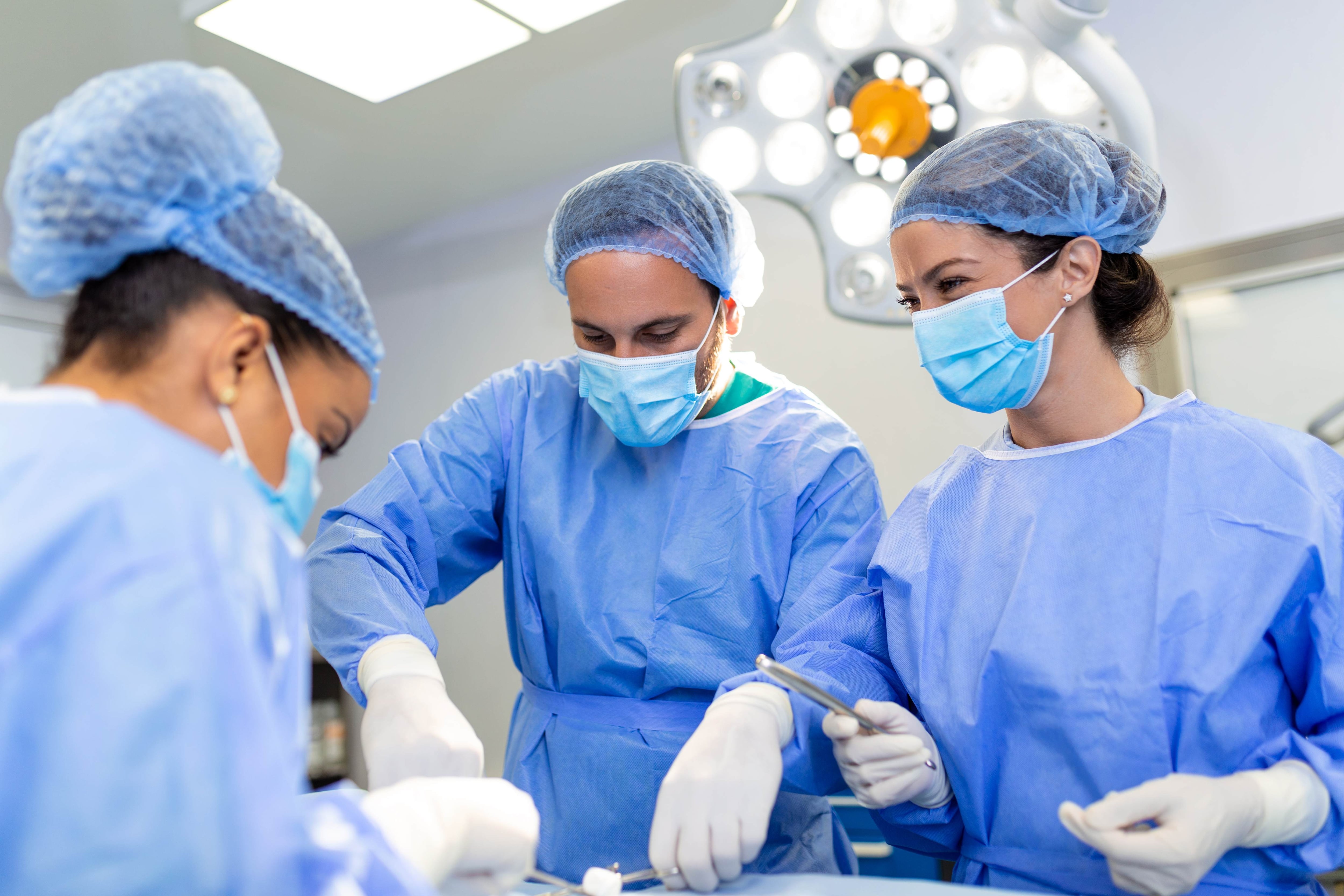 La detección temprana, una evaluación médica integral y la experiencia del equipo quirúrgico son factores fundamentales para disminuir riesgos y optimizar la recuperación del paciente.