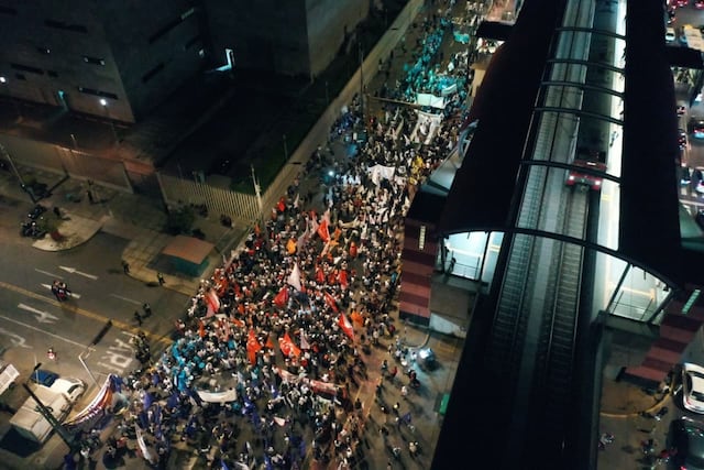 Simpatizantes de partidos llegan a exteriores del Centro de Convenciones por debate presidencial (Foto: Julio Reaño/GEC)
