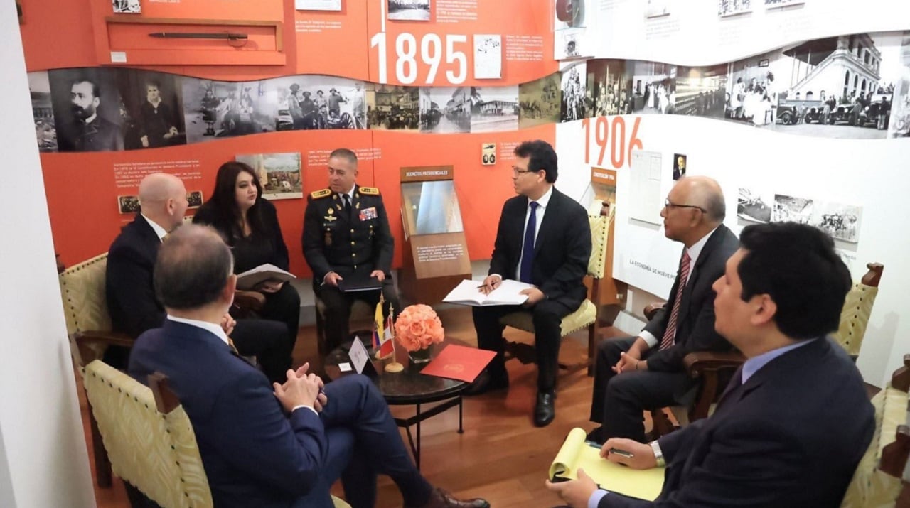 Ministros de Defensa de Perú y Ecuador coordinan acciones conjuntas