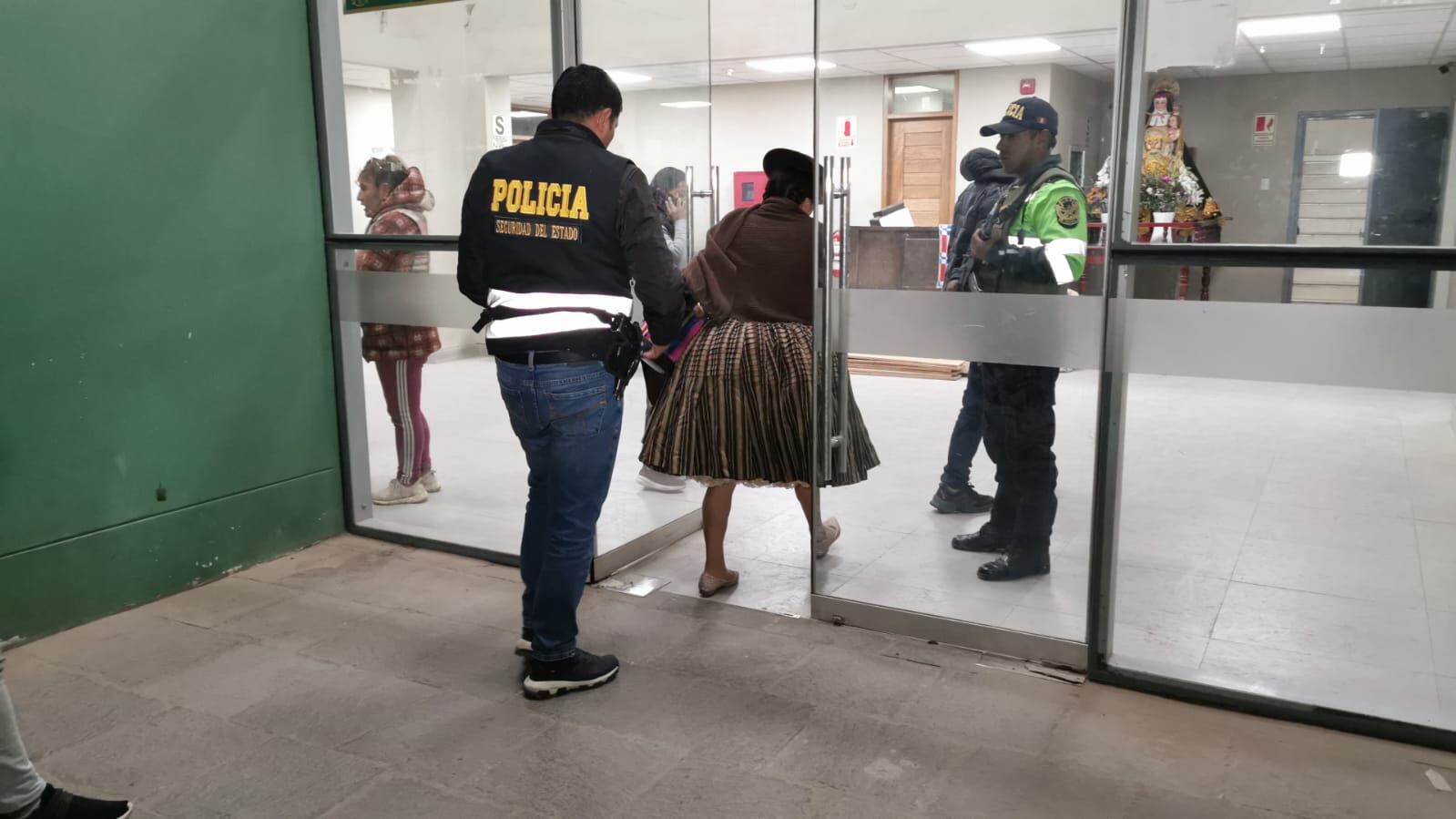 Elizabet Flores Huayhua (27), conocida como “Florelisa”, por presunto uso irregular de su documento migratorio.