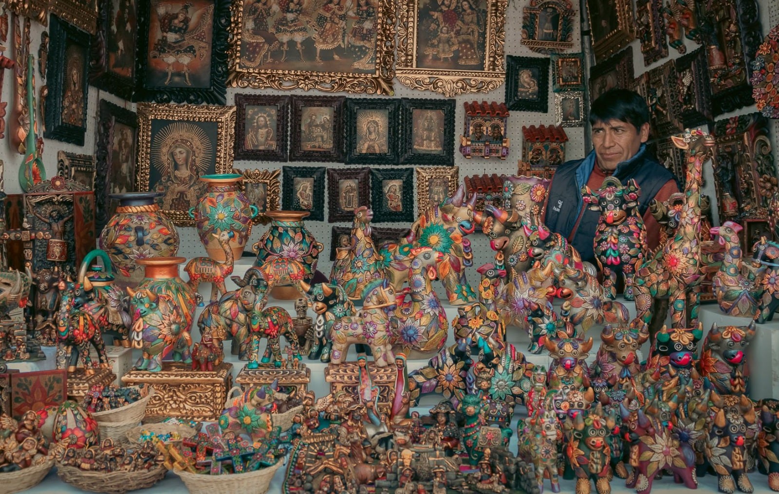 Artesanos exhiben figuras religiosas y artesanías tradicionales en el Santurantikuy, la feria navideña más emblemática de Cusco que se celebra cada 24 de diciembre en la Plaza Mayor desde el Siglo XVI.