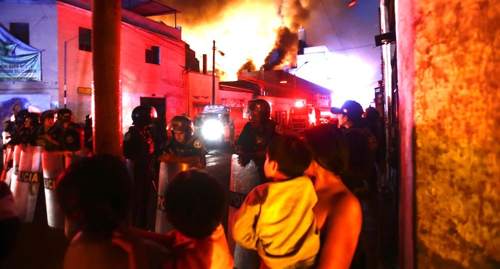 Incendio en Cercado de Lima: 17 personas lesionadas por inhalación de humo