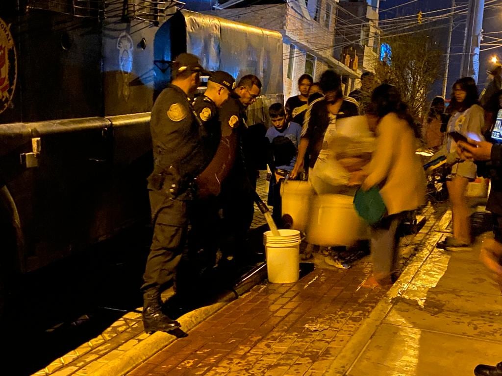 Vecinos hacen colas hasta altas horas de la noche. (Foto: GEC)