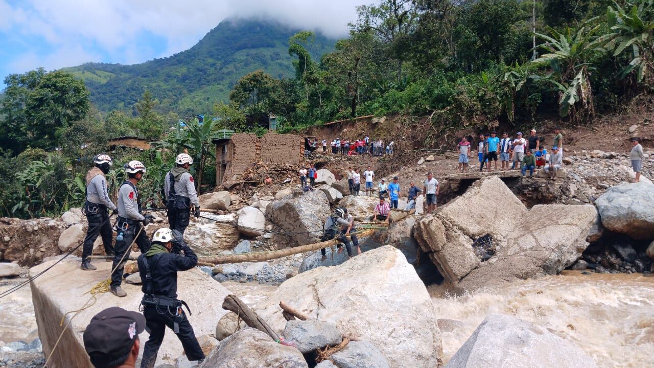 Construyen puente provisional de madera en Coyona