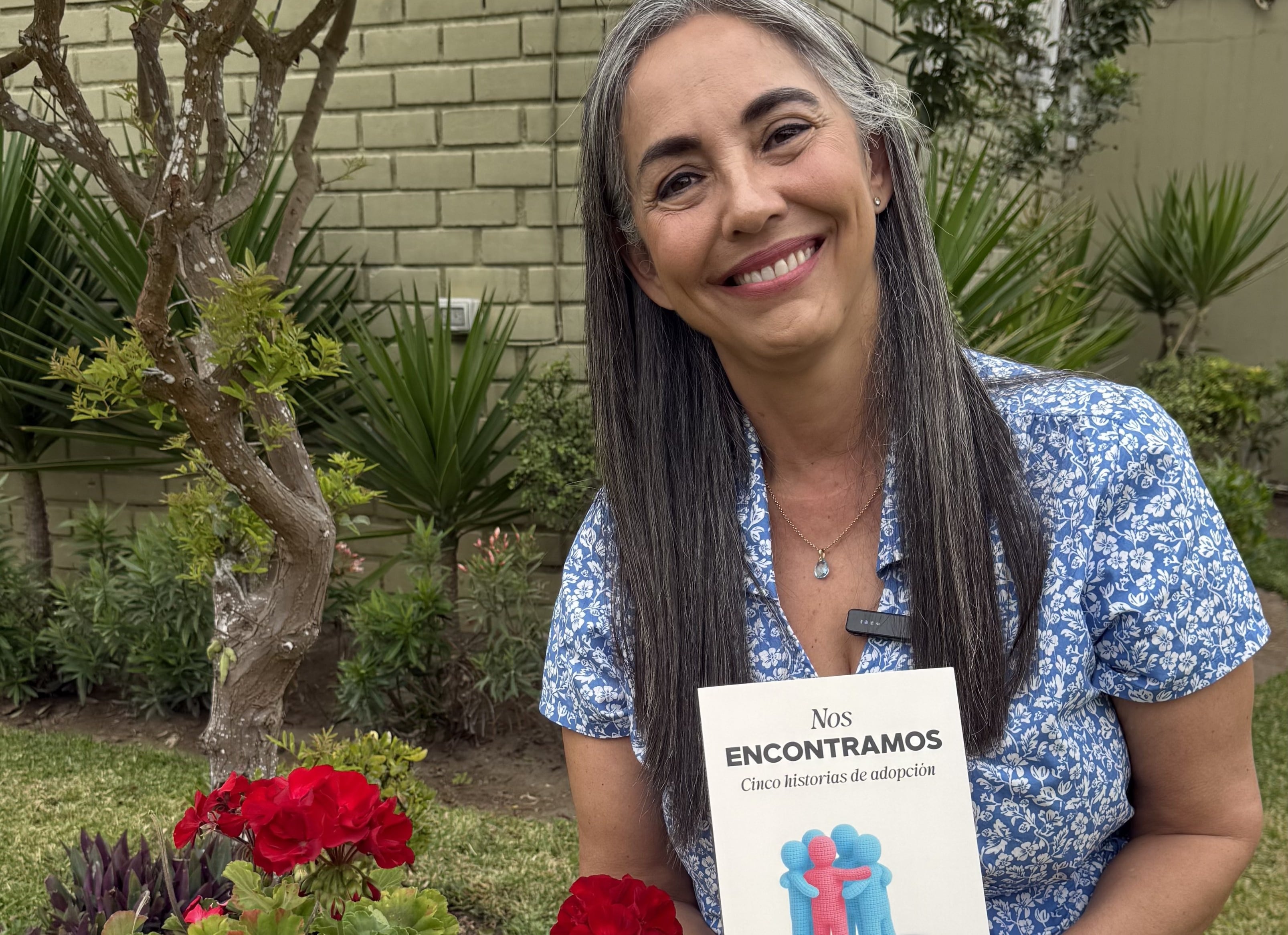 Tras el celebrado La hermana del medio, Fabiola Hablützel vuelve a los temas que la conmueven y atraviesan: la adopción, la identidad y el derecho a saber. En Nos encontramos, cinco crónicas revelan búsquedas reales, silencios heredados y reconstrucciones profunda