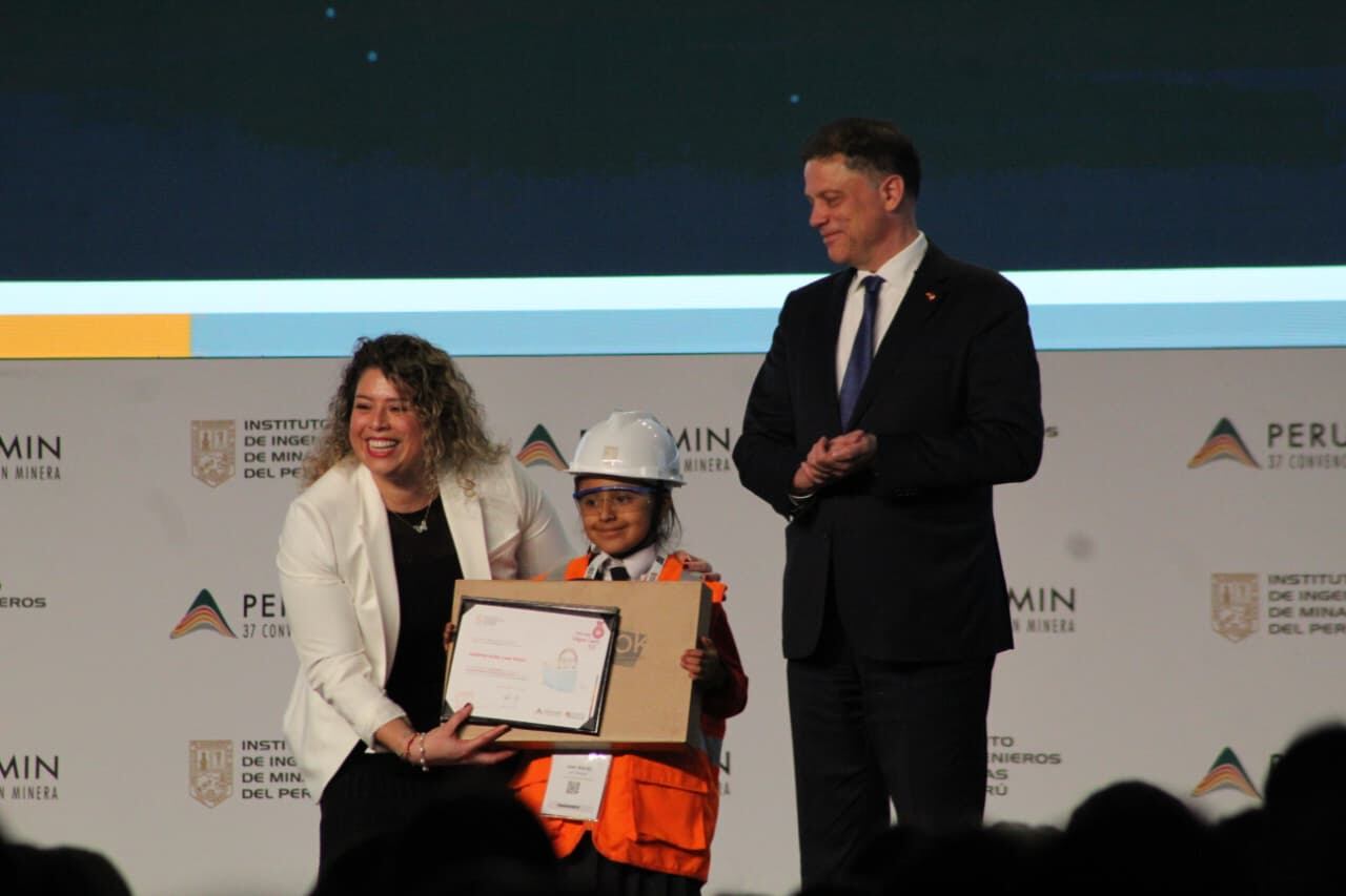 Leah Gutiérrez, 1er lugar categoría "Cuento", colegió Jorge Basadre, en Concurso Nacional de Minería Escolar. Foto: Correo.