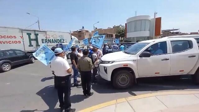 Docentes de la UNPRG bloquean carretera a Lambayeque por mejoras salariales