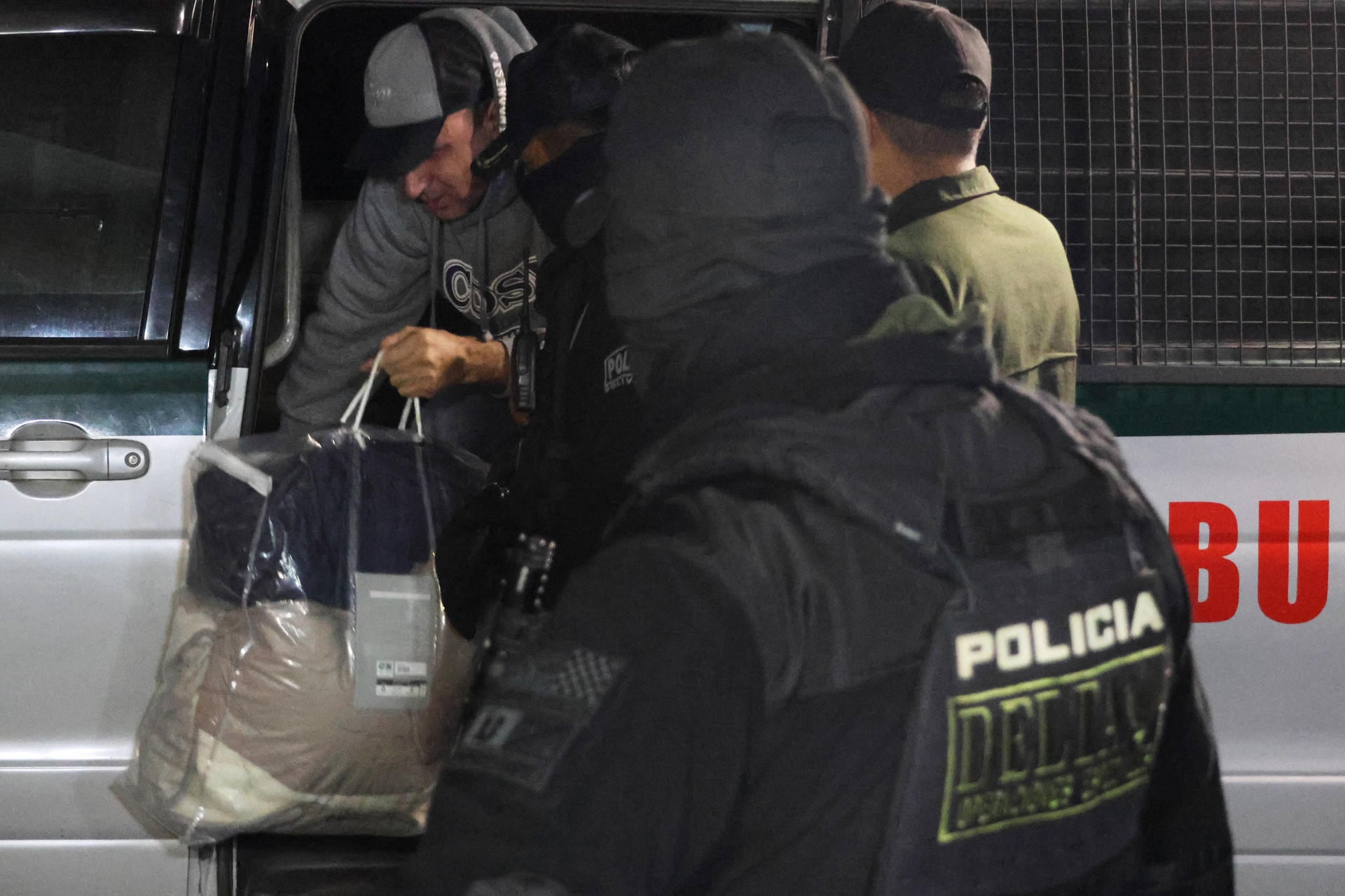 Funcionarios judiciales y policiales trasladan a Fernando Cerimedo desde la cárcel de Palmasola, en la región oriental de Santa Cruz, hasta el penal de máxima seguridad de Chonchocoro, situado en el altiplano. (EFE/Juan Carlos Torrejón).