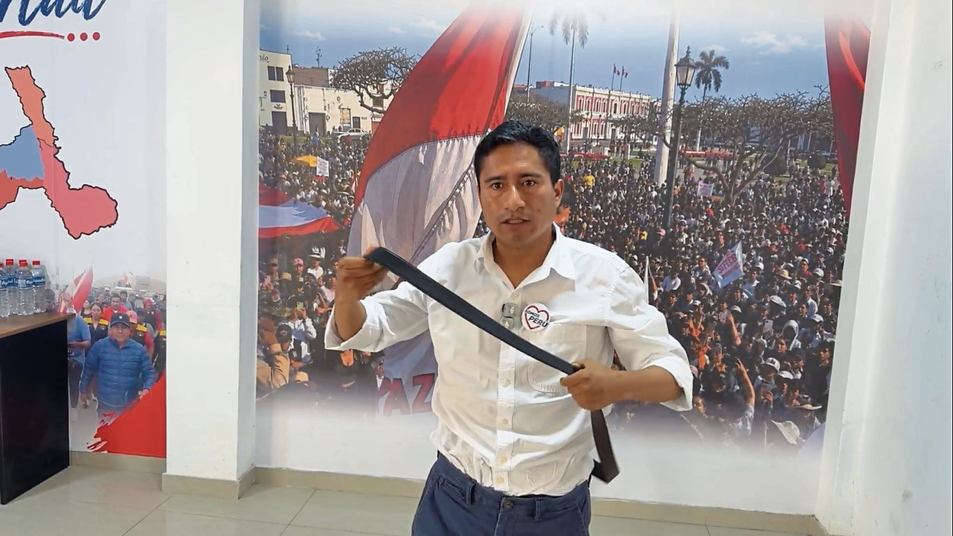 Candidato dejó entrever que el exalcalde habría hecho un pacto con César Acuña para promover el voto nulo. “Despiertas o te quito la locura con esto (una correa)”, le dijo.