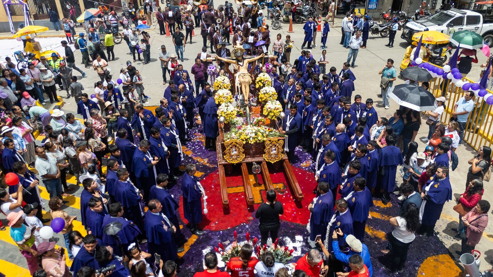 Multitud acompaña las sagradas andas