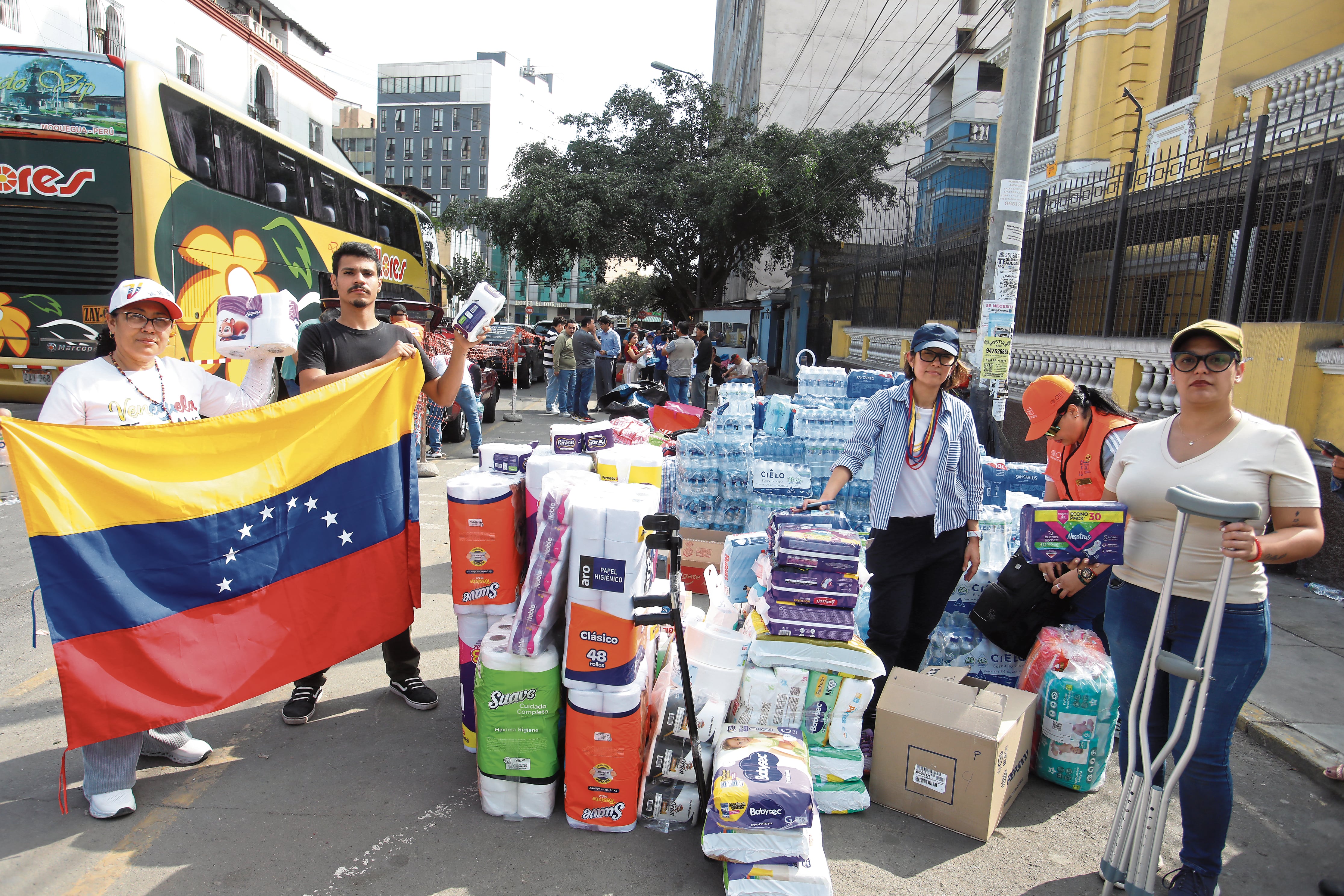 Puntos de recolección fueron habilitaron en Surco. Reciben alimentos no perecibles, medicamentos, artículos de higienes y otros. (Fotos: Violeta Ayasta/@photo.gec)