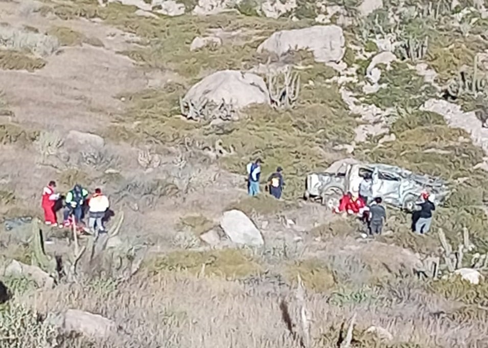 Vehículo se precipitó por una ladera, quedando a unos 80 metros fuera de la pista, según la PNP