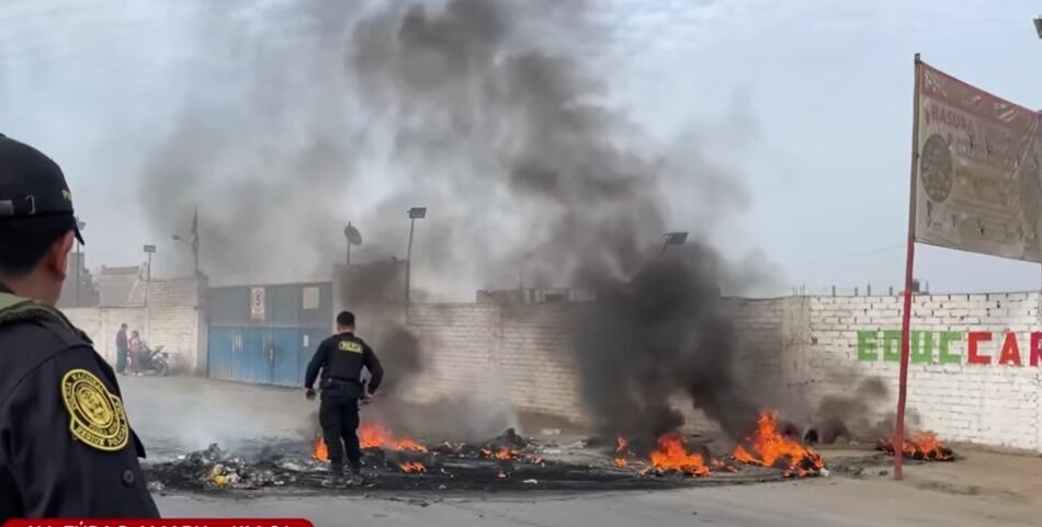 La policía trabajó para recuperar la vía en medio del paro de transportistas convocado para este 4 de noviembre. FOTO: America Noticias.