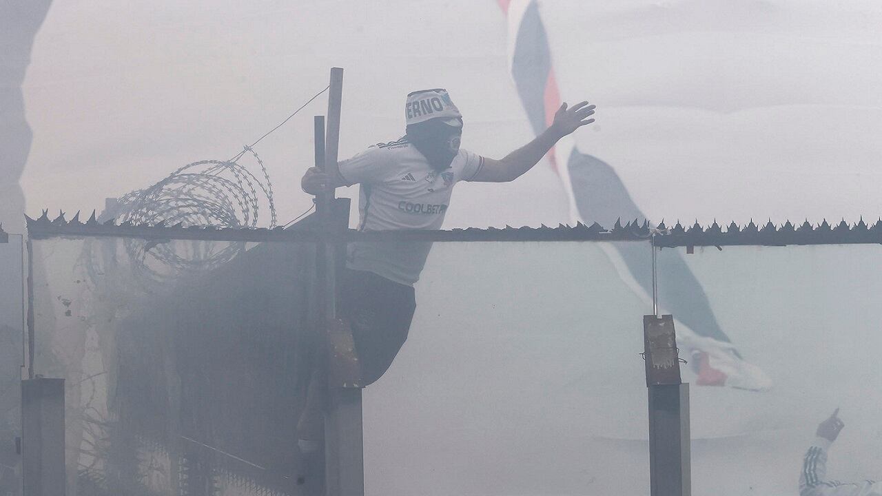 Un aficionado de Colo Colo durante un partido de la Liga de Primera entre Colo Colo y Universidad de Chile en el estadio Monumental, en Santiago (Chile). EFE/ Elvis González
