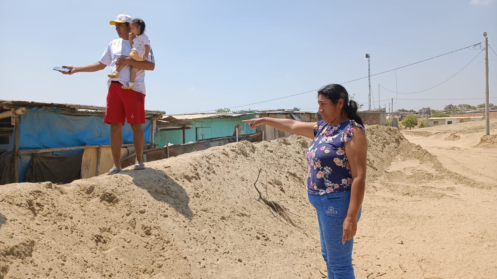 Los vecinos aseguran que la maquinaria levanta una inmensa polvareda y han dejado enormes cúmulos de arena a un costado de sus viviendas.