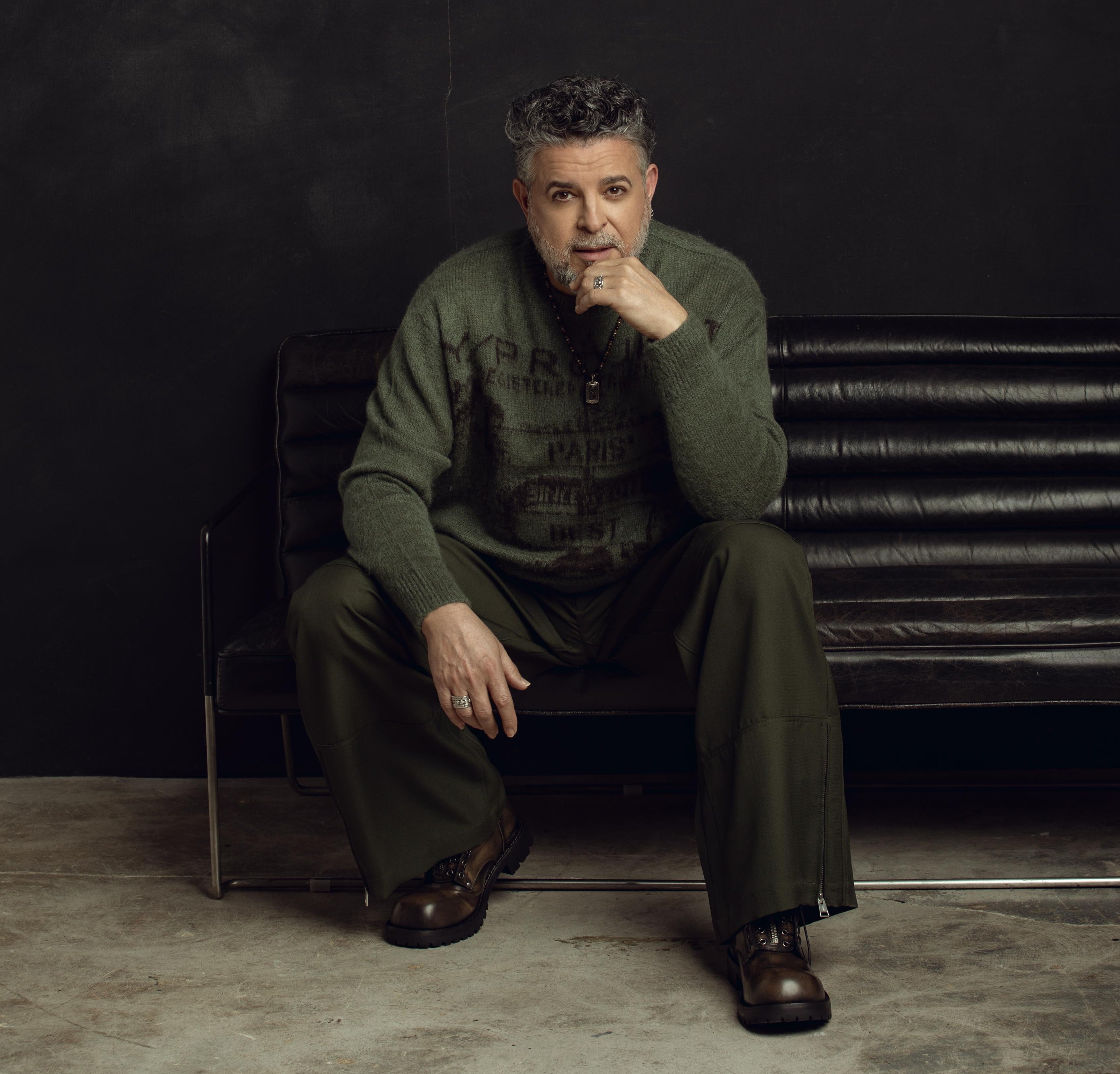 "La música no es una carrera de ver quién llega primero, sino de quién resiste más. En mi caso, con 38 años de trabajo, siempre he hecho la música que he querido", dice Luis Enrique,