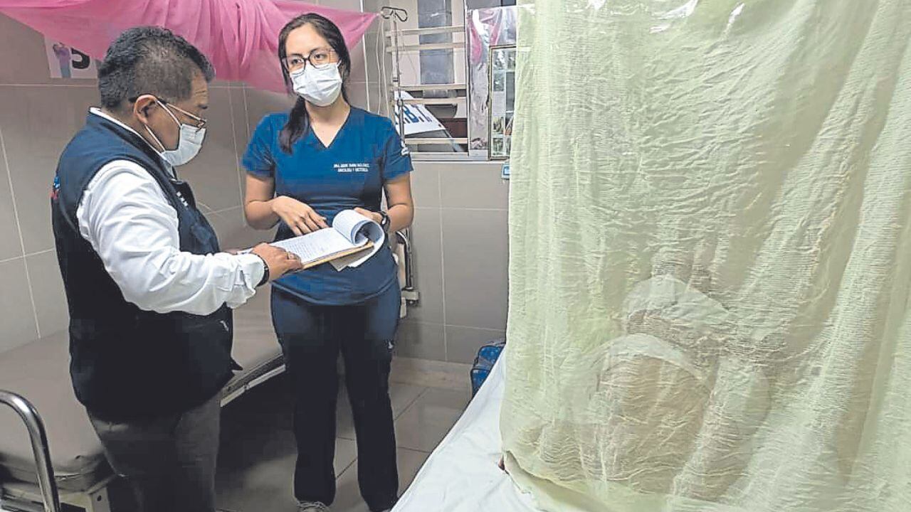 En una semana se detectaron 1,290 nuevos pacientes con esta enfermedad. Hospitalizados también incrementaron a 130, por lo que el Ejecutivo declaró la emergencia sanitaria en La Libertad. Gerente regional de Salud, Aníbal Morillo, anuncia la fumigación de calles para erradicar al zancudo transmisor de este mal.