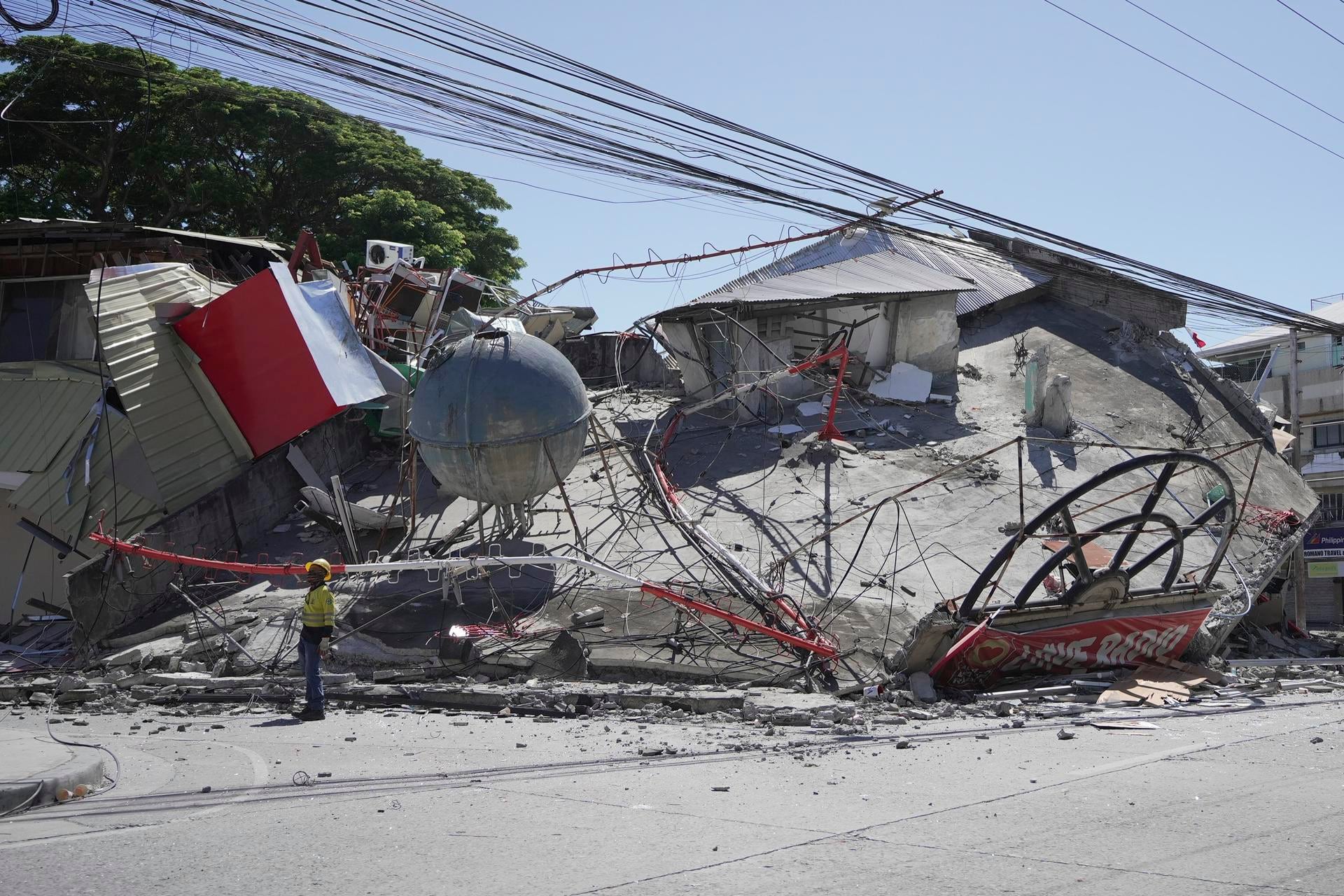 Edificio dañado tras un terremoto en la ciudad de General Santos, al sur de Filipinas, el 8 de junio de 2026. (EFE/EPA/EMIL ELBERT P. PRUDENTE).