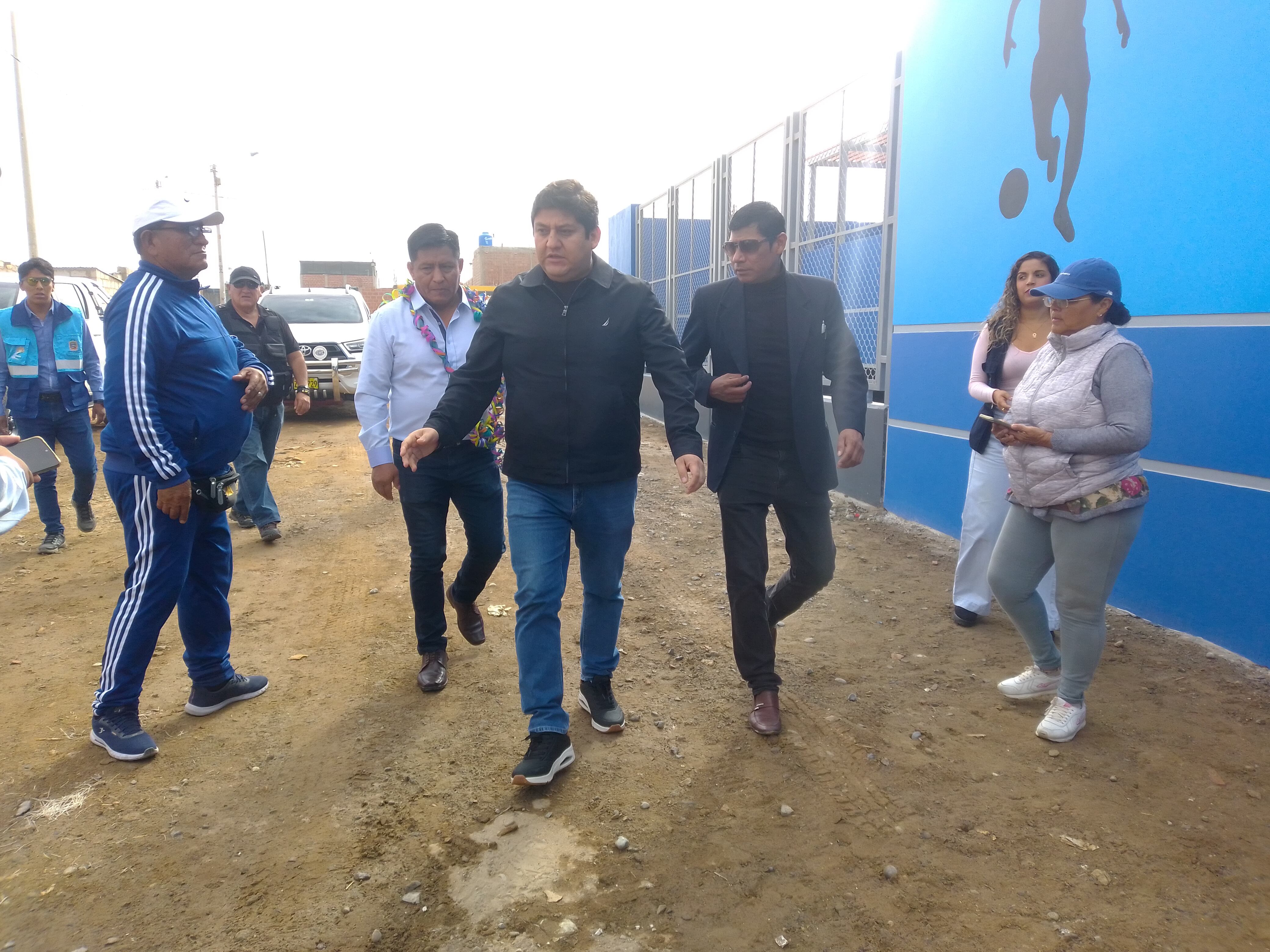 Alcalde visitó la asociación Señor de los Milagros para inaugurar una cancha de césped sintético. (Foto: Adrian Apaza)