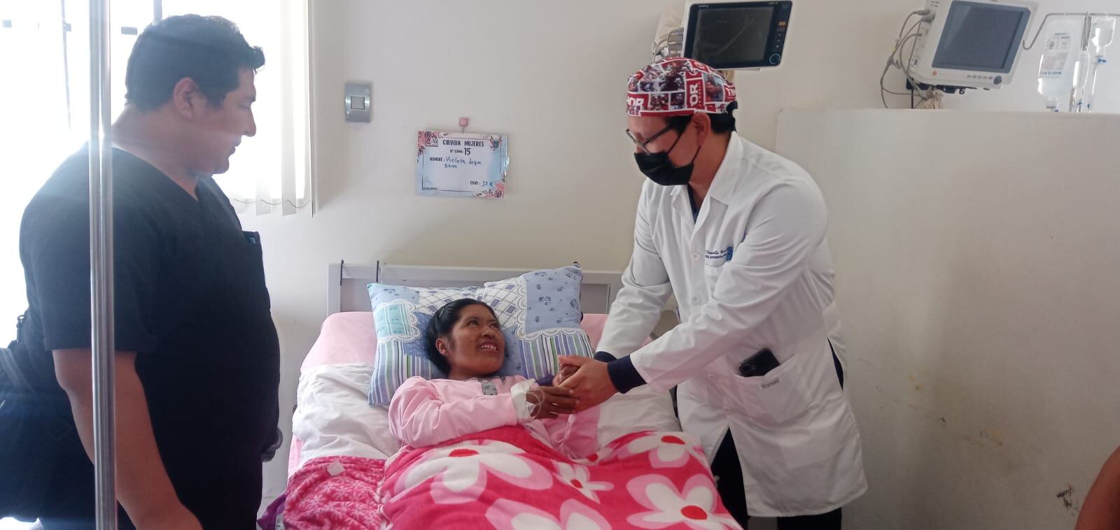 Violeta agradecida con médicos del hospital Goyeneche. Foto: difusión.