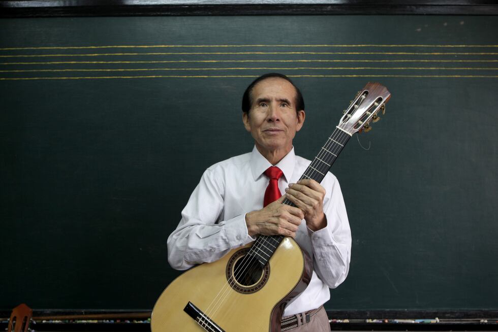 A los 20 años comenzó a actuar profesionalmente, para luego ingresar a la disquera IEMPSA donde trabajó durante cinco años al lado de Oscar Avilés. Con el maestro Avilés, acompañaba en las grabaciones a excelentes intérpretes de la música peruana, como Edith Barr, Los Morochucos, Los Embajadores Criollos, Jesús Vásquez, Cecilia Bracamonte, Tania Libertad, Luis Abanto Morales, Carmencita Lara, entre otros.