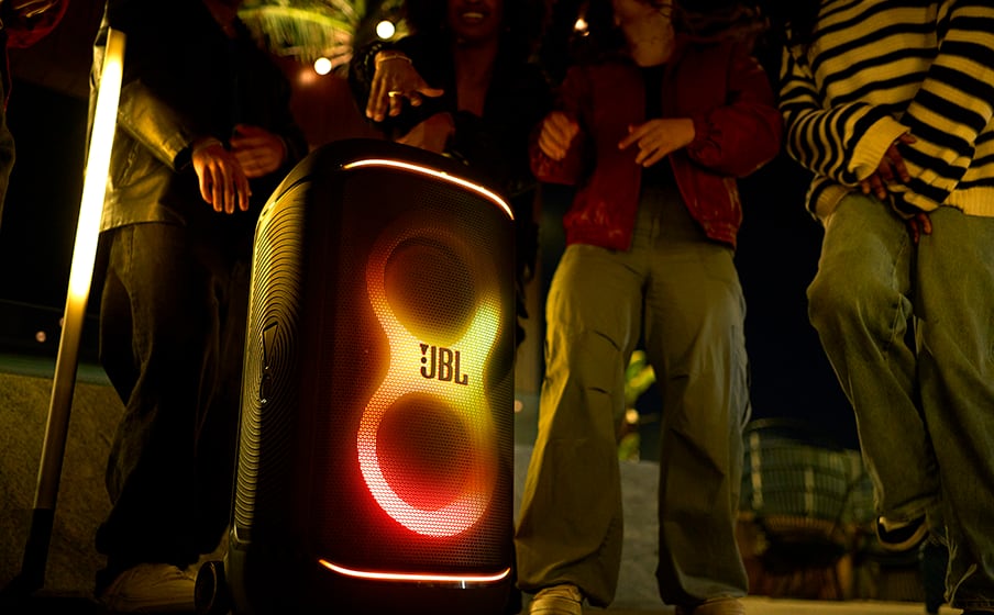 El nuevo altavoz portátil de JBL llega con 400 W de potencia, autonomía de 15 horas, luces LED y sonido optimizado con inteligencia artificial, ideal para eventos sociales y exteriores.