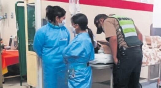 Se recupera en hospital. En el techo donde cayó la joven, también se encontraron dos celulares que pertenecerían a los menores. (Foto: GEC)