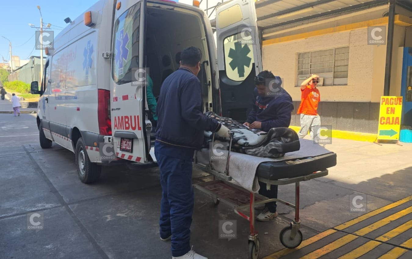 Dos pasajeras heridas del accidente en la carretera Cusco-Arequipa llegaron al hospital Honorio Delgado Espinoza. (Foto: Yunsu Pariapaza/@photo.gec)