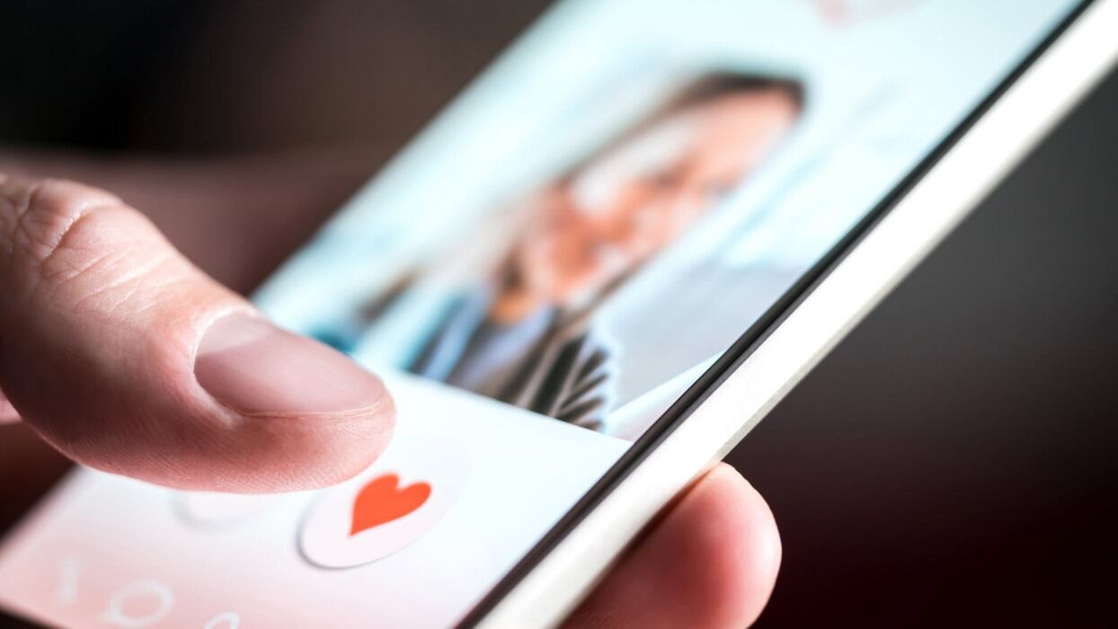 La PNP reporta un aumento de fraudes a través de apps de citas en Perú. Conoce cómo operan los delincuentes y cómo evitar ser víctima.